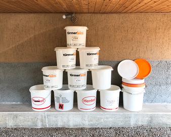 Bidoni in plastica con coperchio