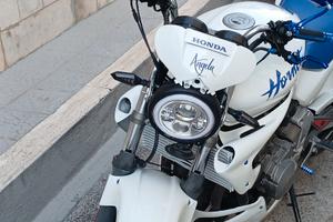 honda hornet 600 anno 2002 con 30000km. 