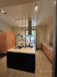 CUCINA moderna con isola centrale.