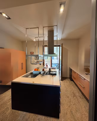 CUCINA moderna con isola centrale.