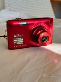 Nikon coolpix rossa vintage -digicam estetica Y2K