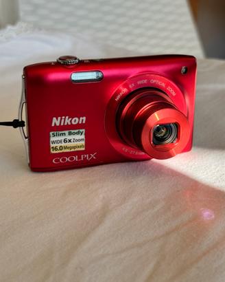 Nikon coolpix rossa vintage -digicam estetica Y2K