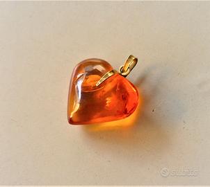 Ciondolo a forma di cuore ambra