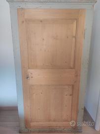 Antico armadio legno massiccio da arredamento
