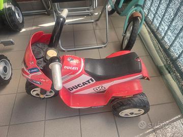 moto giocattolo elettrica  triciclo 