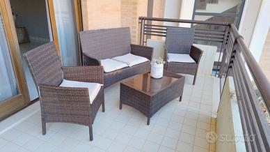 Salotto sedie divano tavolino balcone giardino