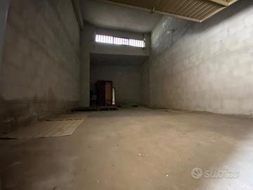 Ampio garage soppalcabile a Mascalucia