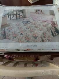 copriletto  matrimoniale a fiori rosa 