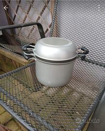 Batteria di pentole per campeggio