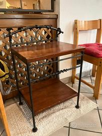 tavolino in ferro battuto con ripiani in legno  