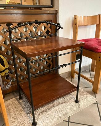 tavolino in ferro battuto con ripiani in legno  