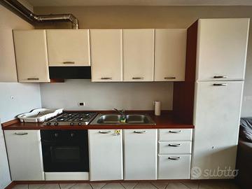 Cucina completa con elettrodom. + sogg. e div. let