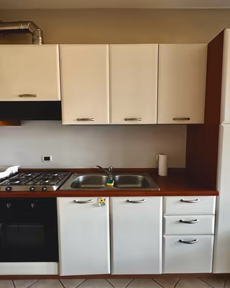 Cucina completa con elettrodom. + sogg. e div. let