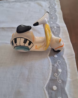 Vespa in ceramica Deruta