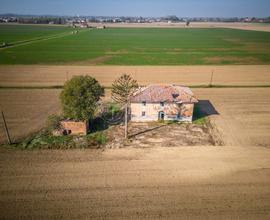 Rudere con accessorio in lotto di terreno di 2000