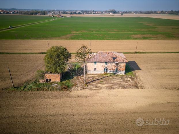 Rudere con accessorio in lotto di terreno di 2000