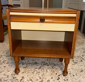 Comodino da camera Classico in legno – 50x5x29 cm