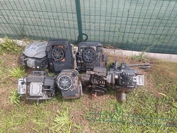 7 motori tagliaerba da sistemare o per pezzi