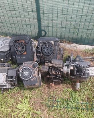 7 motori tagliaerba da sistemare o per pezzi