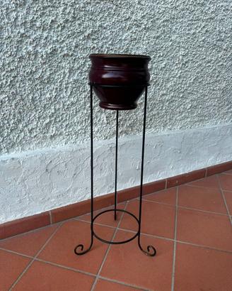 Porta vaso in ferro con vaso in ceramica