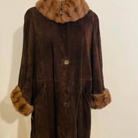 Cappotto in renna, collo e polsi pelliccia.