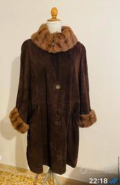 Cappotto in renna, collo e polsi pelliccia.