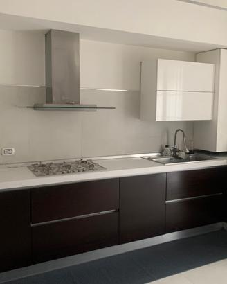Cucina completa di elettrodomestici