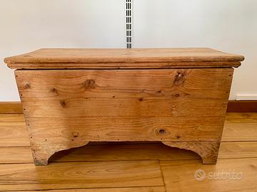 Cassapanca antica in legno di abete restaurata