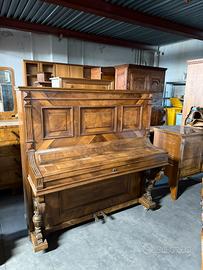Pianoforte verticale antico in legno