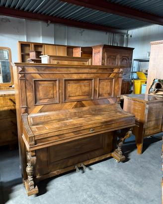 Pianoforte verticale antico in legno