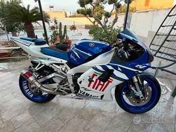 YAMAHA R1