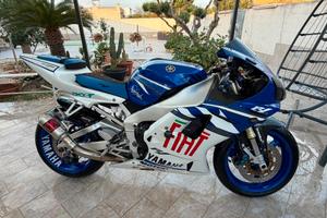 YAMAHA R1