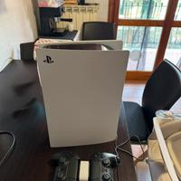 PS5 Digital edition + 2 joystick neri-come nuova!