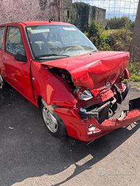 Fiat 600 incidentata