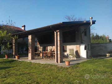 Giardino con portico attezzato