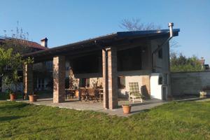 Giardino con portico attezzato