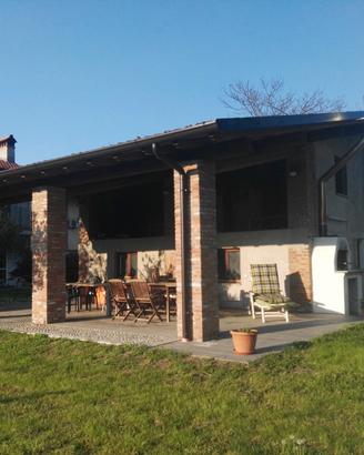 Giardino con portico attrezzato