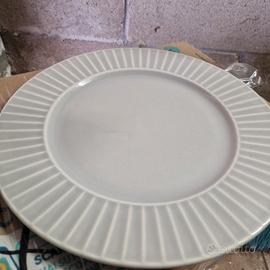 servizio piatti grigio