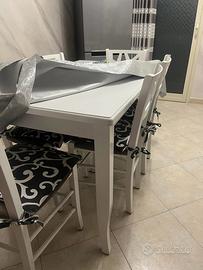 Tavolo apribile con sedie