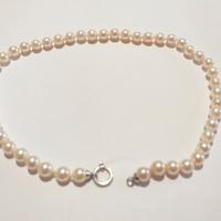 Collana di perle con fermaglio in oro bianco