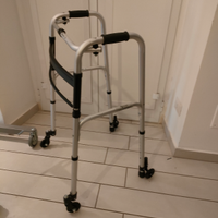 Girello per anziani, deambulatore con ruote