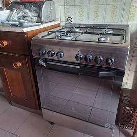 Cucina a gas con forno elettrico - QUASI NUOVA