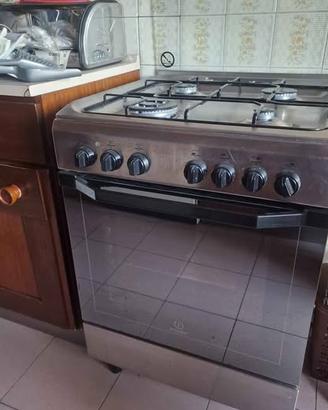 Cucina a gas con forno elettrico - QUASI NUOVA