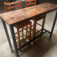 Tavolo alto con sgabelli