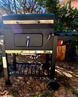 Barbecue a carbonella nero con ruote