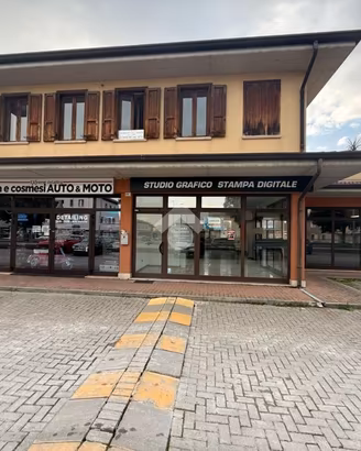 NEGOZIO A MONTICHIARI