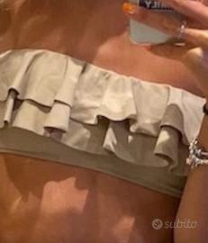 Top bikini beige con balze