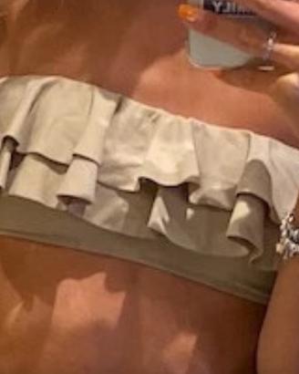 Top bikini beige con balze