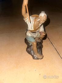 Statuetta in ceramica “shiwan Mudman” pescat. C.