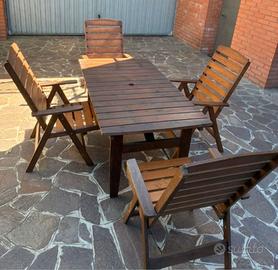 Tavole e sedie in legno